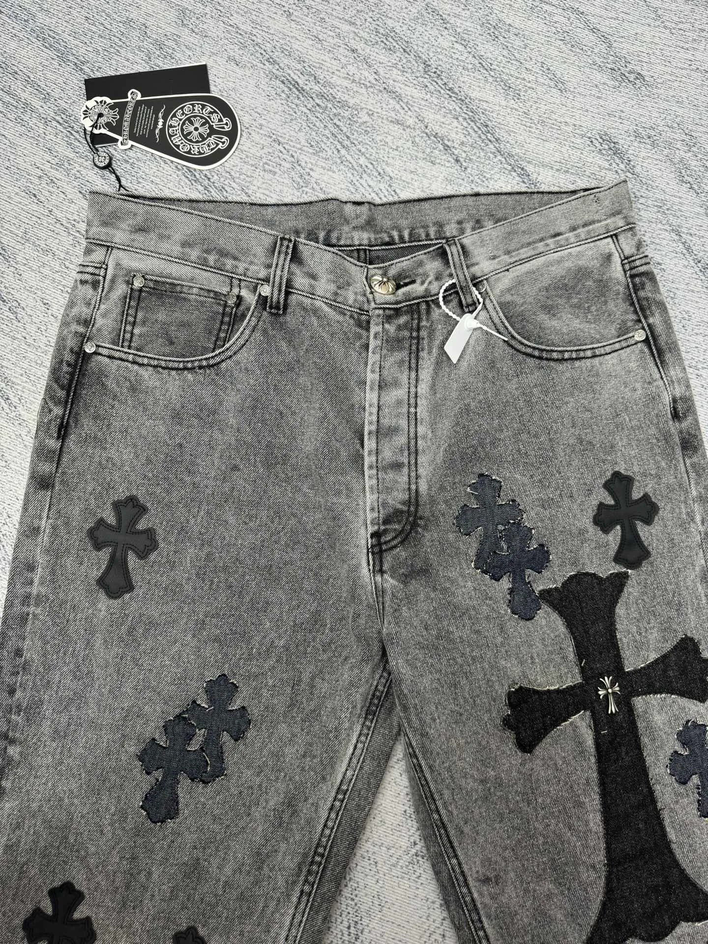 P750 Chrome Heat CH limited flame patch leather jeans Size: 30/32/34/36/38 This jeans is a store VIP limited edition (can only be purchased by store VIPs) and is not an official website model, so it is even rarer. When we got it back, we found that these pants were different from the usual 501 version. These pants were made of CH's own soleplate, not the 501 soleplate. So I can only customize the fabrics myself and rely on various relationships to get the raw material fabrics. The washing process also took dozens of attempts to finally achieve the effect we wanted. This pair of pants uses a total of 35 pieces of leather, all of which are second-layer cowhide. Therefore, whether the material is leather label or wash label, fabric or hardware, the mold needs to be re-opened and the cross must be sewn manually (in order to restore it, it can only be done manually).